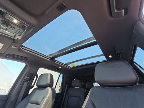 Used 2022 Chevrolet Tahoe Z71 w/ Luxury Package AWD/4WD image 19