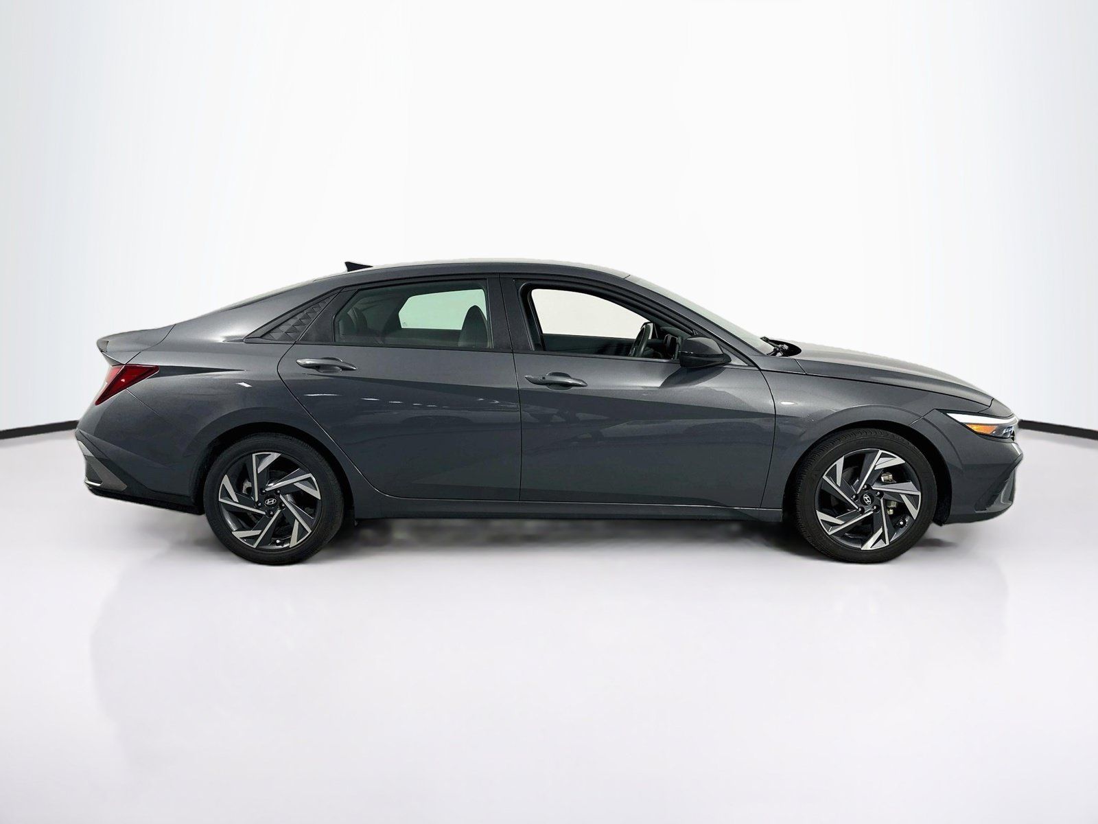 Used 2025 Hyundai Elantra Sport FWD image 4