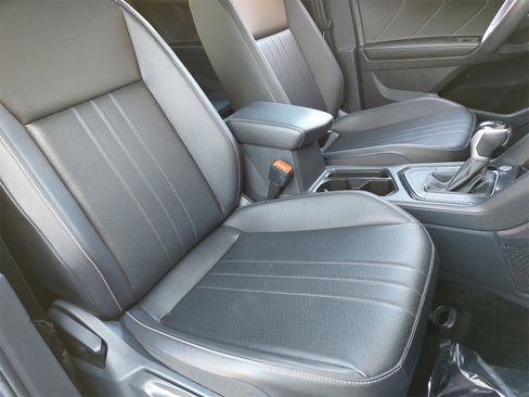 Used 2022 Volkswagen Tiguan SE image 10