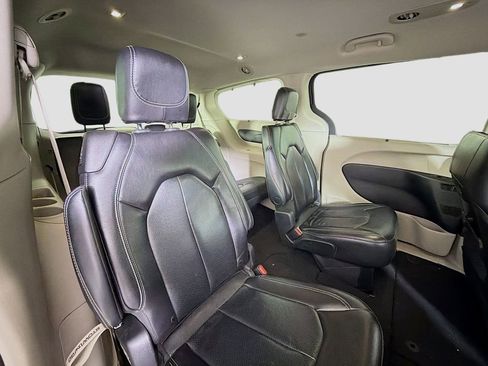 Used 2022 Chrysler Pacifica Touring-L FWD image 27
