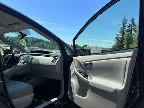 Used 2014 Toyota Prius Four FWD image 16