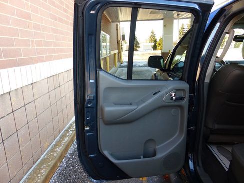 Used 2019 Nissan Frontier SL image 37