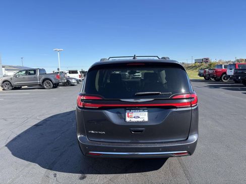 Used 2021 Chrysler Pacifica Touring-L image 8