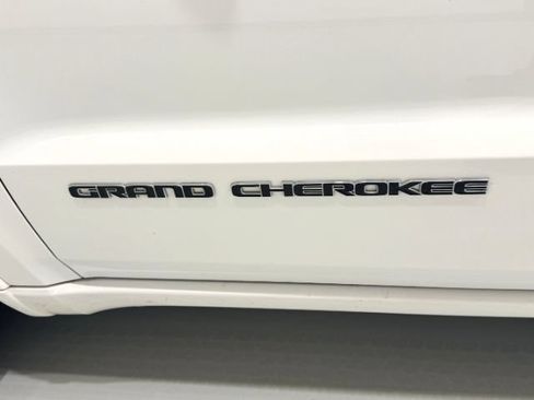 Used 2018 Jeep Grand Cherokee Overland AWD/4WD image 10
