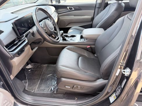 Used 2026 Kia Carnival FWD image 29