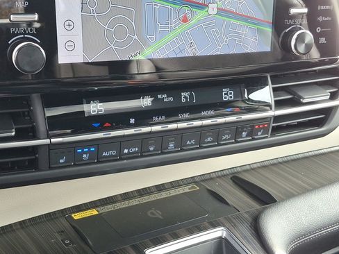 Certified 2023 Toyota Sienna Platinum image 17