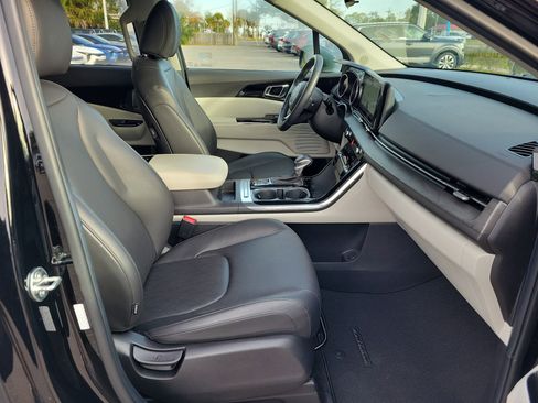 Certified 2024 Kia Carnival EX image 7