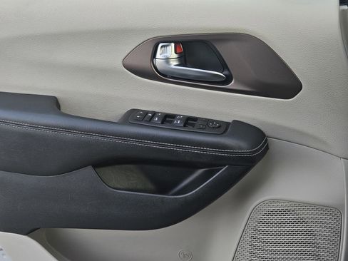 Used 2023 Chrysler Voyager LX image 25