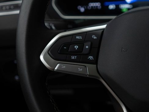 Used 2024 Volkswagen Tiguan SE w/ Panoramic Sunroof Package image 17