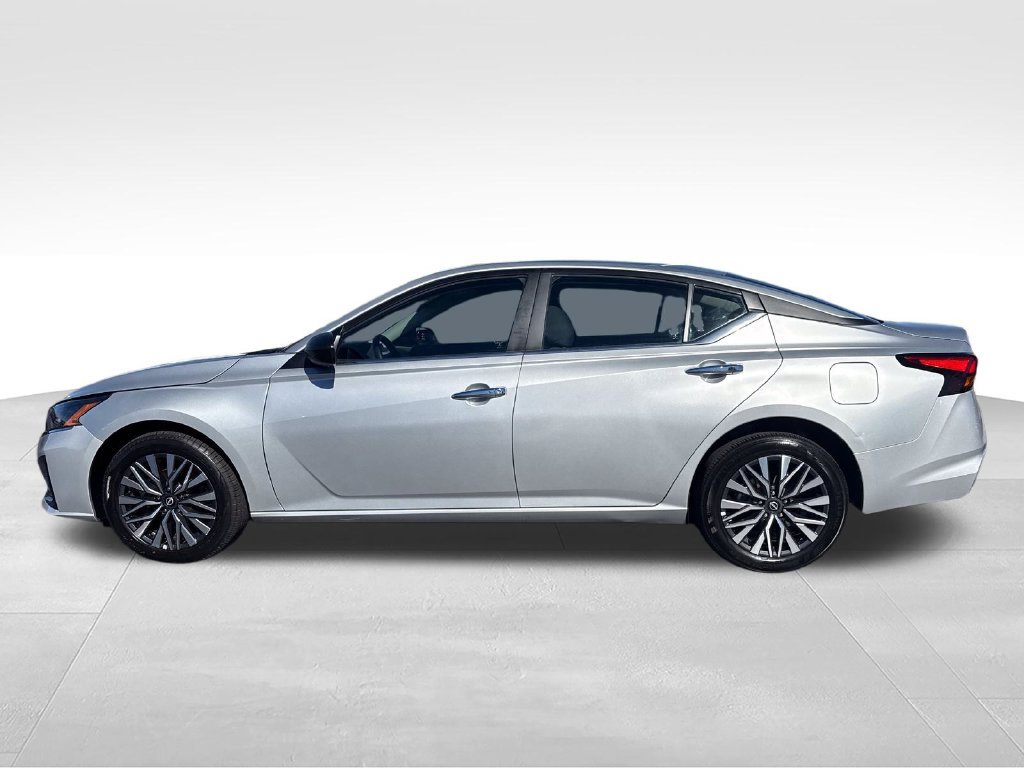Used 2025 Nissan Altima 2.5 SV AWD/4WD image 2