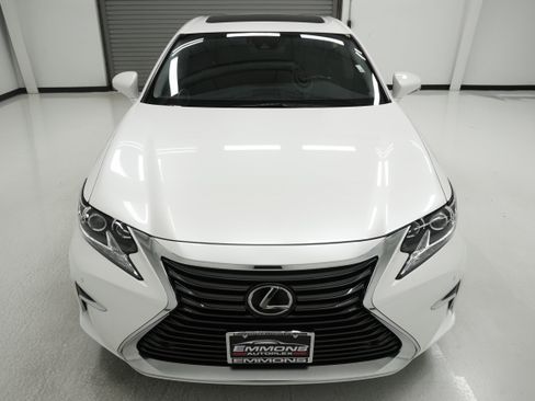 Used 2017 Lexus ES 350 w/ Luxury Package FWD image 2