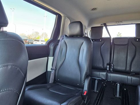 Used 2024 Kia Carnival LX image 24