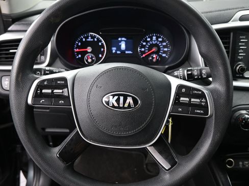Used 2020 Kia Sorento LX image 11