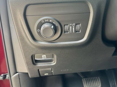 Used 2025 Jeep Grand Cherokee Altitude RWD image 11