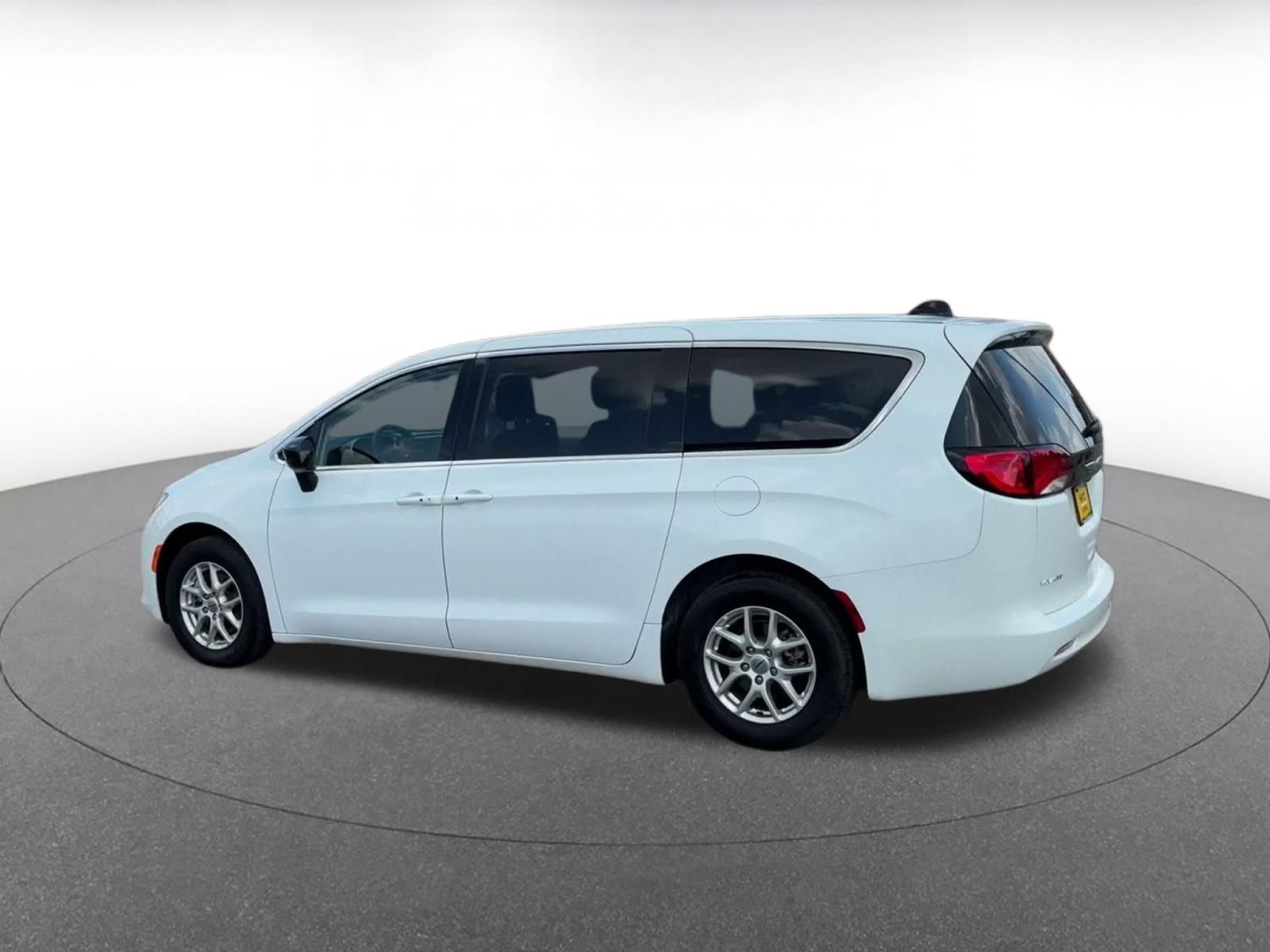 Used 2024 Chrysler Voyager LX FWD image 9