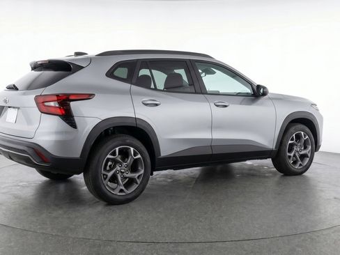 Used 2025 Chevrolet Trax LT FWD image 9