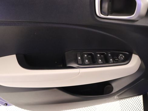 Used 2022 Hyundai Venue SEL FWD image 15