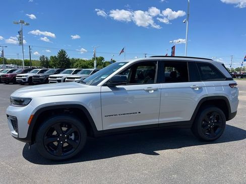 New 2026 Jeep Grand Cherokee Limited w/ Limited Altitude Package AWD/4WD image 3