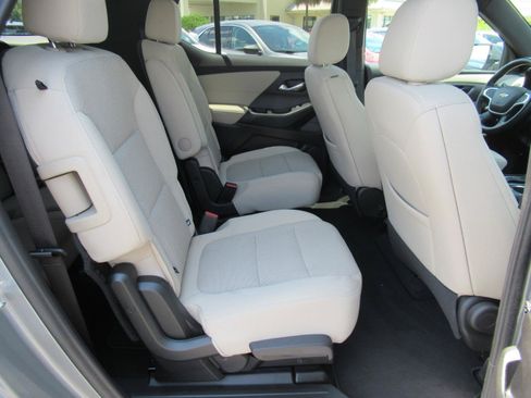 Used 2023 Chevrolet Traverse LT FWD image 34