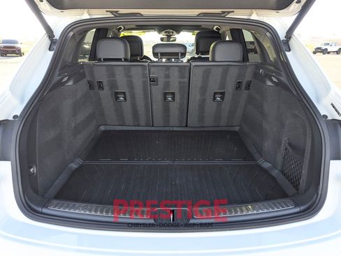 Used 2021 Porsche Macan w/ Premium Package Plus AWD/4WD image 9