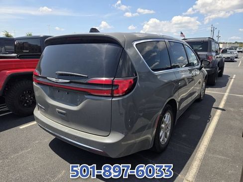Used 2025 Chrysler Pacifica Select FWD image 4