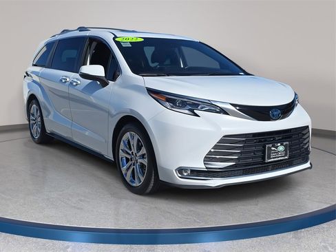 Used 2022 Toyota Sienna Platinum image 4