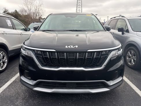 Used 2022 Kia Carnival EX image 5