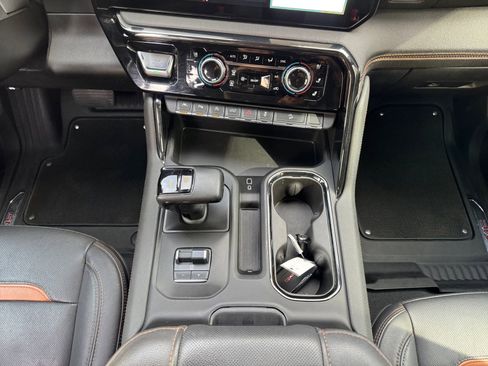 Used 2023 GMC Sierra 1500 AT4 w/ Technology Package AWD/4WD image 11