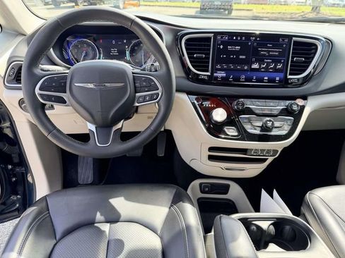 Used 2023 Chrysler Pacifica Touring-L FWD image 17