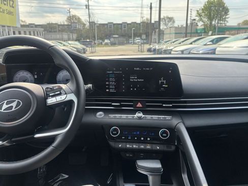 Used 2025 Hyundai Elantra SEL image 17