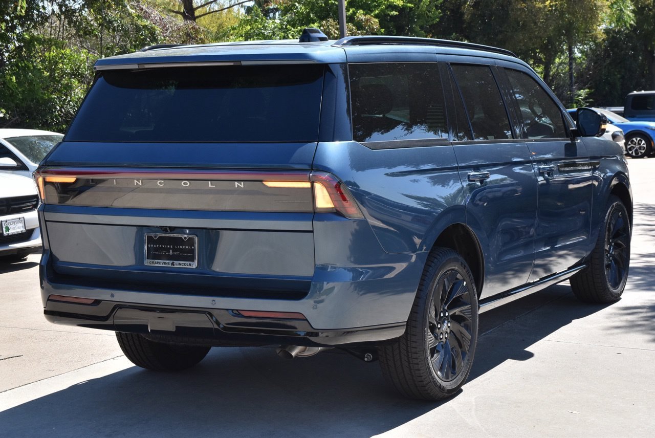 New 2027 Lincoln Navigator Reserve w/ Jet Appearance Package AWD/4WD image 7