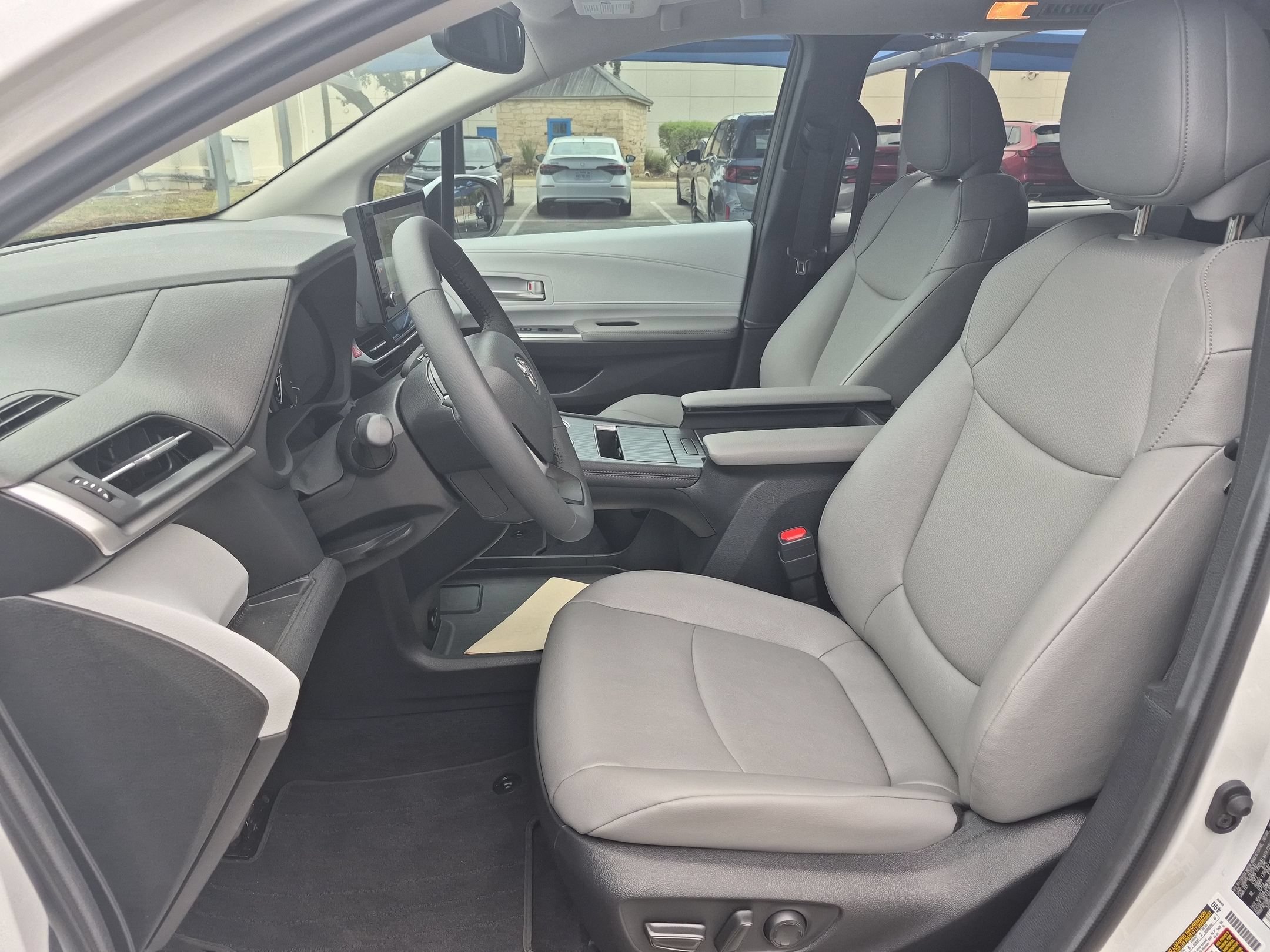 Used 2026 Toyota Sienna XLE FWD image 29