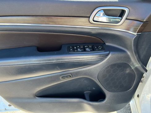 Used 2017 Jeep Grand Cherokee Overland RWD image 18