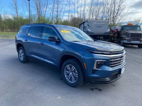 Used 2025 Chevrolet Traverse LT FWD image 1