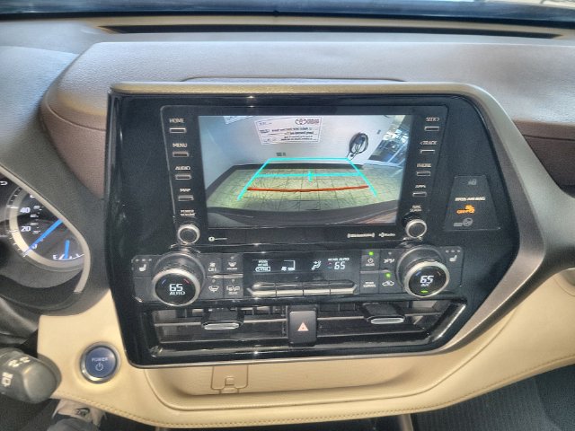 Used 2021 Toyota Highlander XLE AWD/4WD image 17
