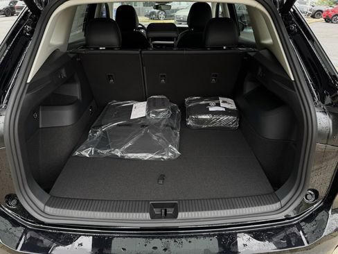 New 2025 Volkswagen Tiguan SE image 11