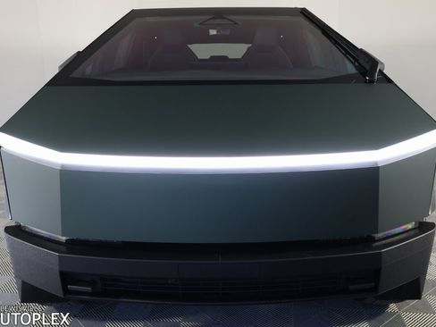 Used 2025 Tesla Cybertruck AWD Crew Cab image 2