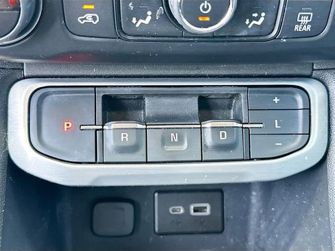 Used 2023 GMC Acadia SLE FWD image 17