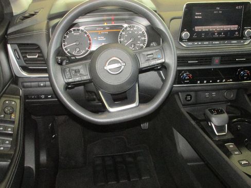 Used 2024 Nissan Rogue SV image 15