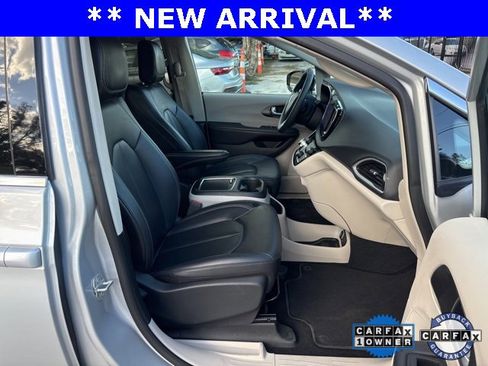 Used 2024 Chrysler Pacifica Touring-L image 10