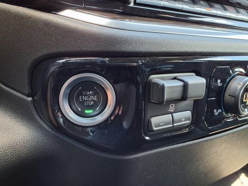 Used 2022 Chevrolet Silverado 1500 LT AWD/4WD image 9