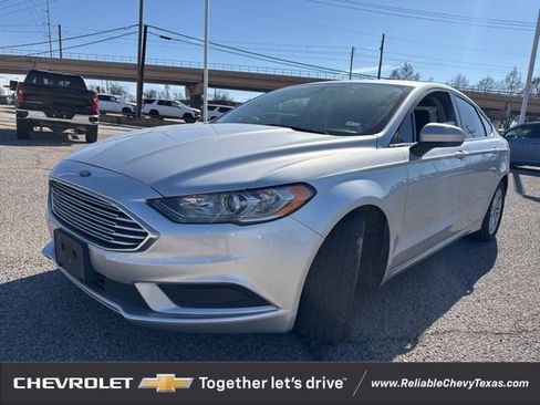 Used 2017 Ford Fusion SE w/ Fusion SE Technology Package image 3