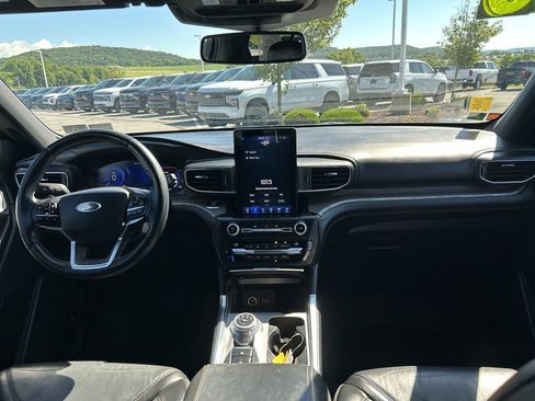 Used 2020 Ford Explorer Platinum w/ Premium Technology Package AWD/4WD image 16