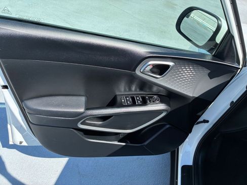 Used 2025 Kia Soul LX w/ LX Technology Package FWD image 18