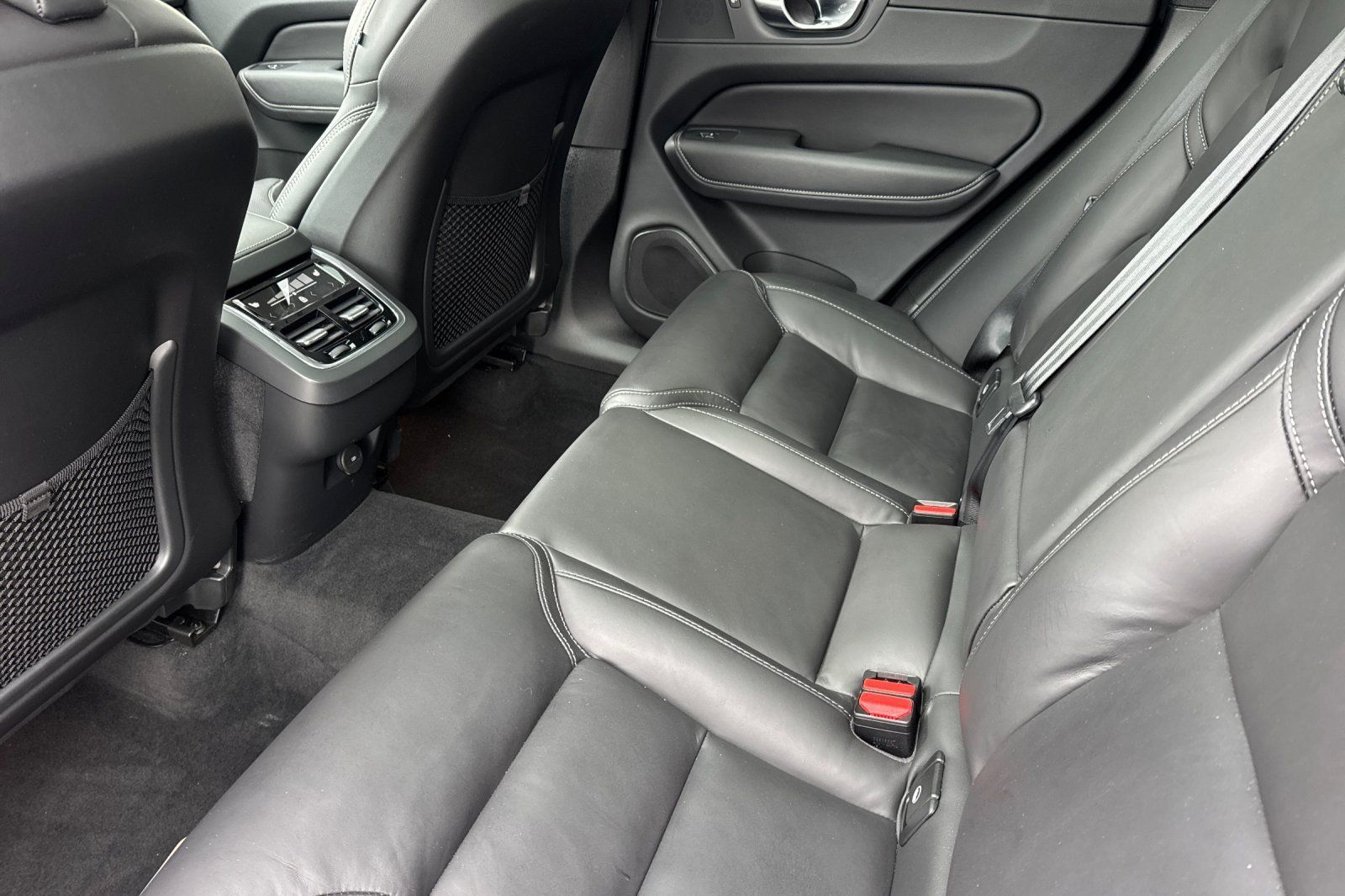 Used 2023 Volvo XC60 B5 Ultimate w/ Climate Package FWD image 12