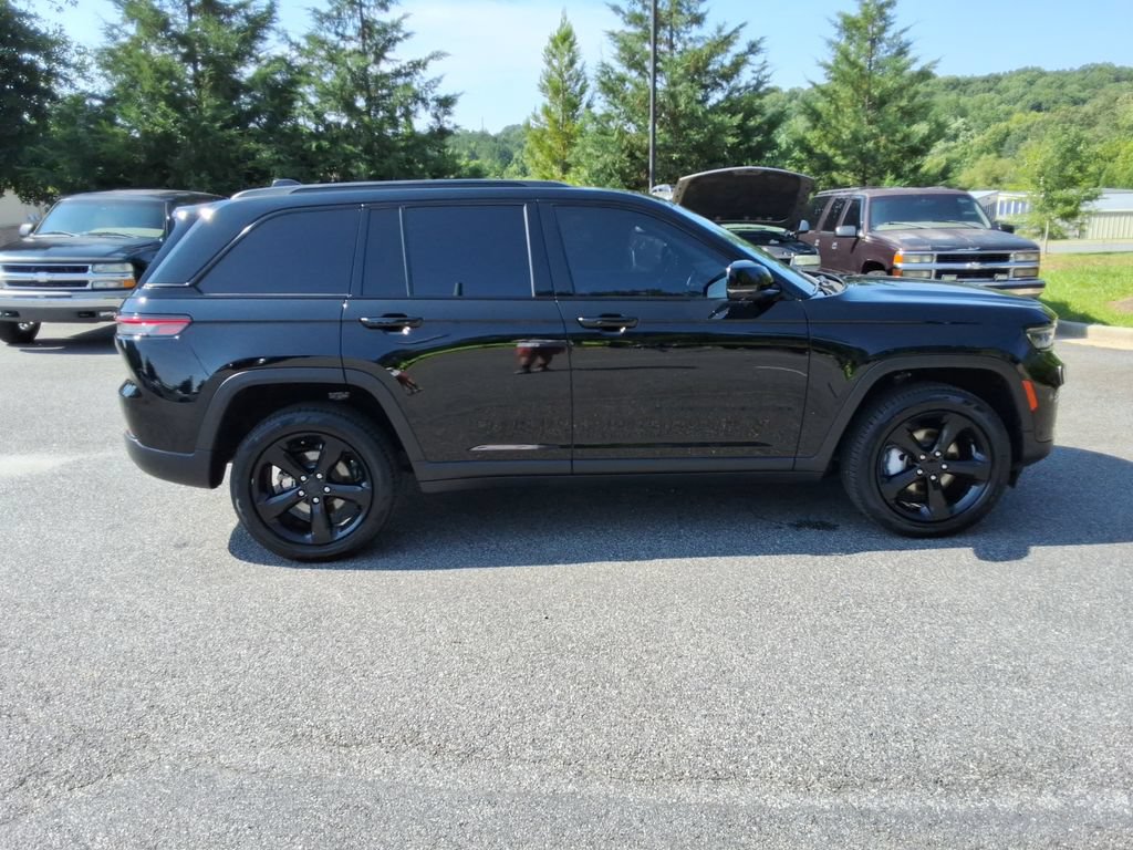 Used 2023 Jeep Grand Cherokee Limited w/ Luxury Tech Group II AWD/4WD image 4