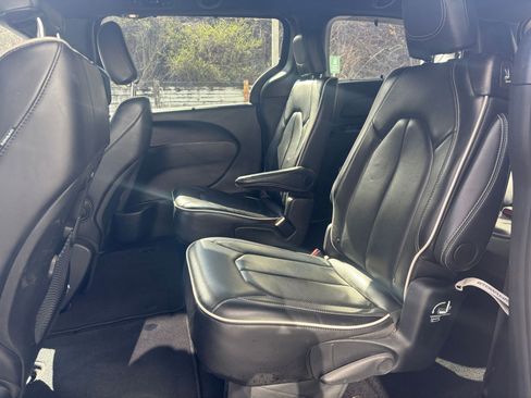 Used 2025 Chrysler Pacifica Limited image 28