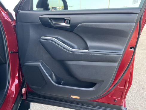 Used 2020 Toyota Highlander XLE FWD image 25