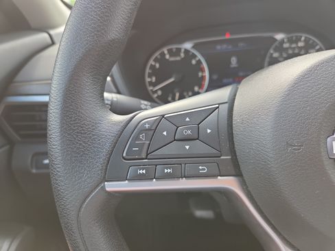 Used 2025 Nissan Altima 2.5 SV FWD image 11