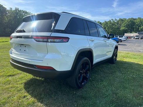Used 2023 Jeep Grand Cherokee Altitude AWD/4WD image 3